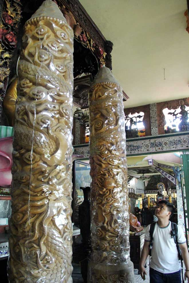 Dùng móng tay tạo hình rồng trên những cặp nến khủng nhất Việt Nam